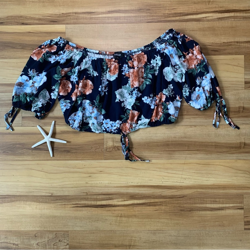 Aakaa Women’s Copped Floral Print Top, Size Medium
